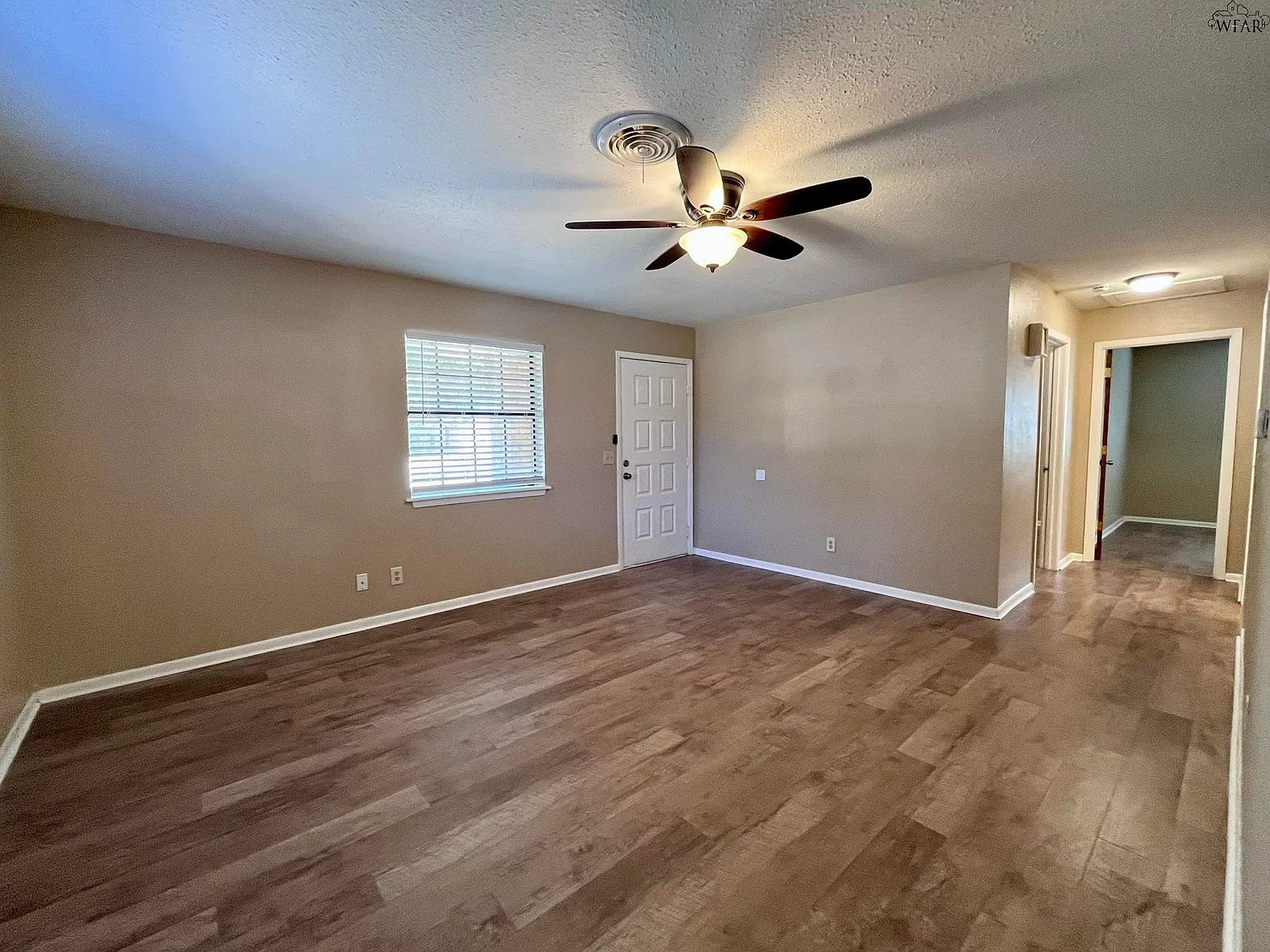 3 bed, 1.5 bath, 1360 sqft, $1,600 — Photo 3