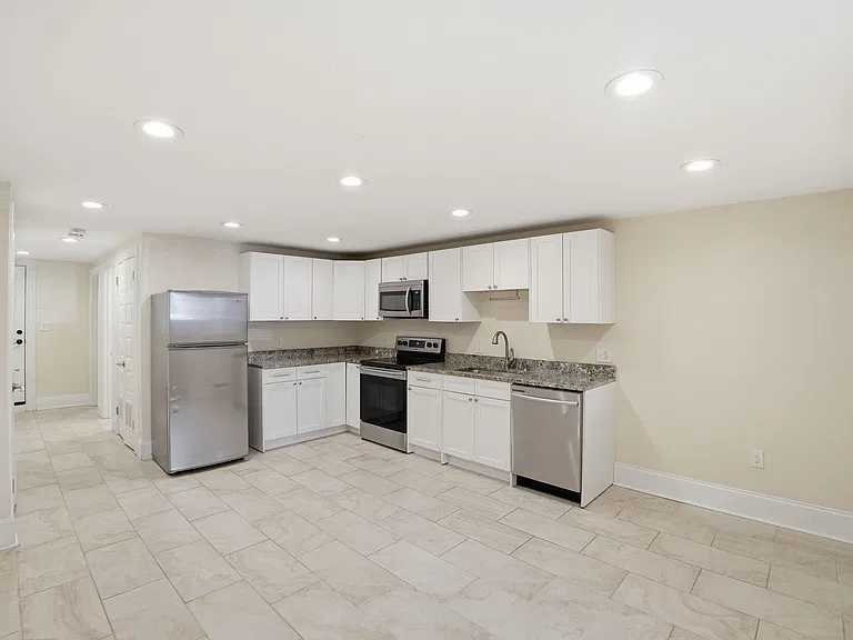 1004 11th St NE #B — Photo 3