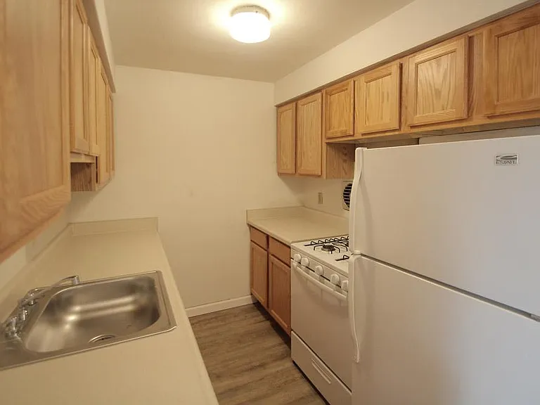 600 Allenby Ave #4 — Photo 2