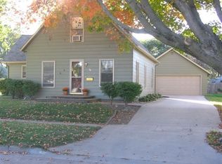 111 Carson St, Pella, IA 50219