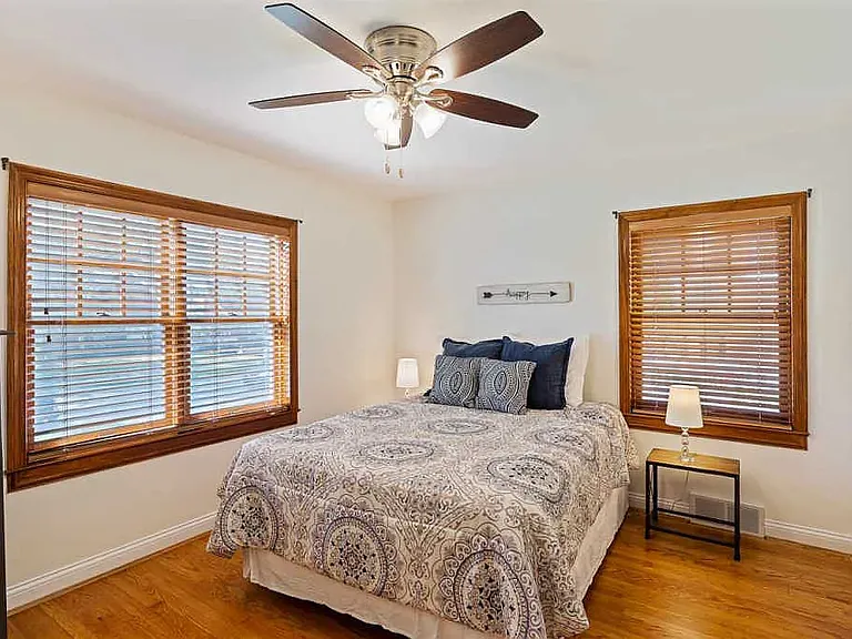 1616 E Crittenden Ave — Photo 6