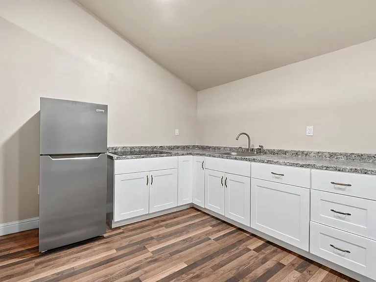 910 N Kaweah St — Photo 10
