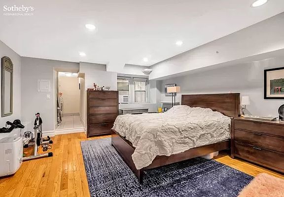 4th image of 319 W 77th St