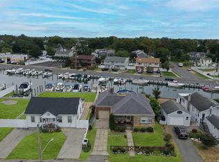 768 S Hickory St, Lindenhurst, NY 11757
