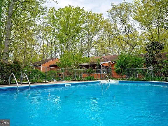 4th image of 5 Elmwood Dr