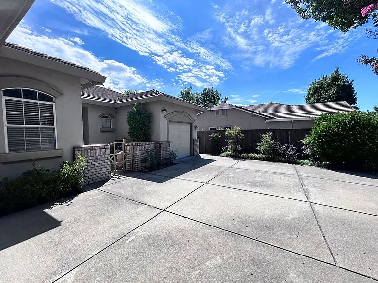 4015 Avellano Dr — Photo 2