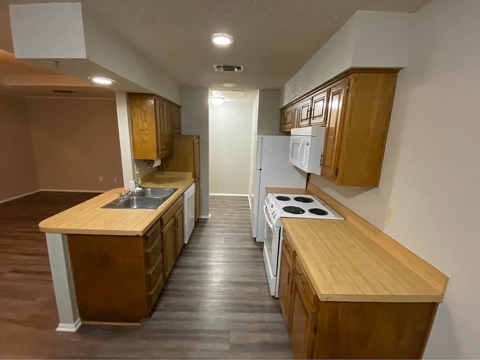 1st image of 589 W Jefferson St #557
