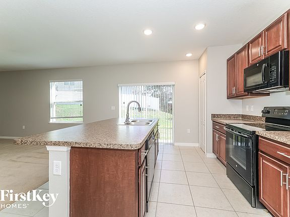 4th image of 428 Athabasca Ct