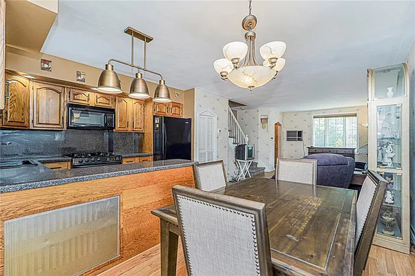 Sold by Remax Real Estate Professionals | media 11