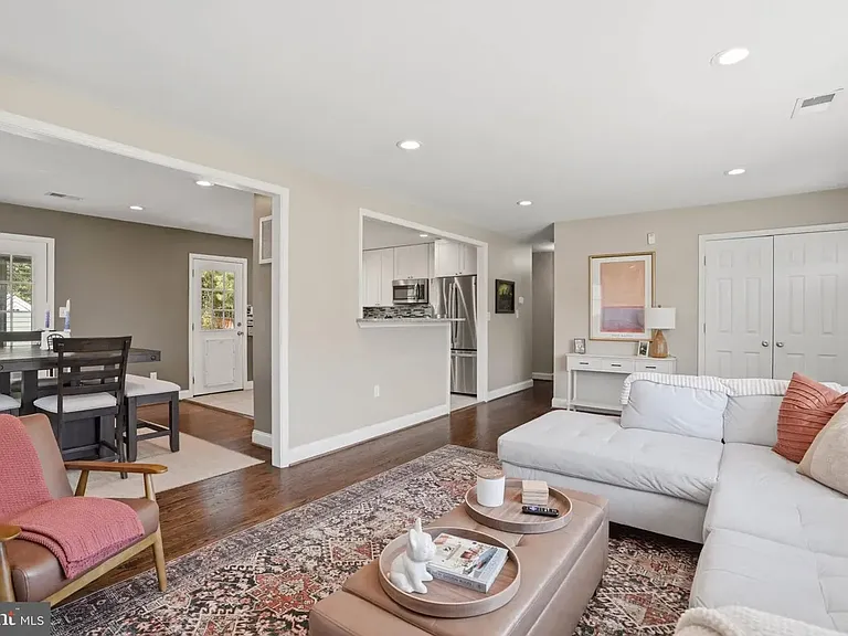 810 Venice Dr — Photo 4