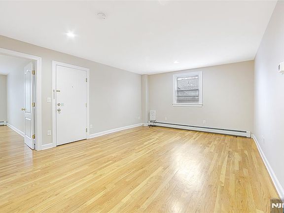 5th image of 56 Woodward Ave