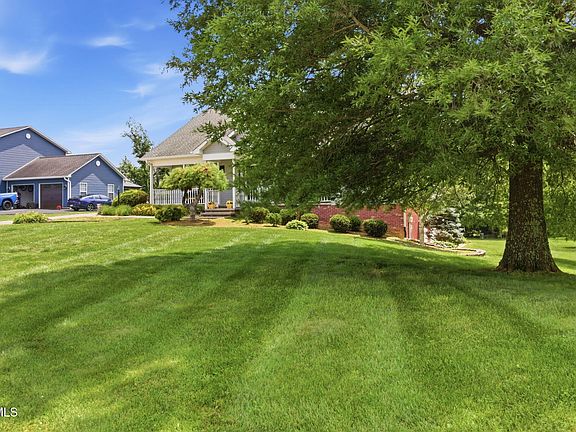 3rd image of 116 Pinebark Dr