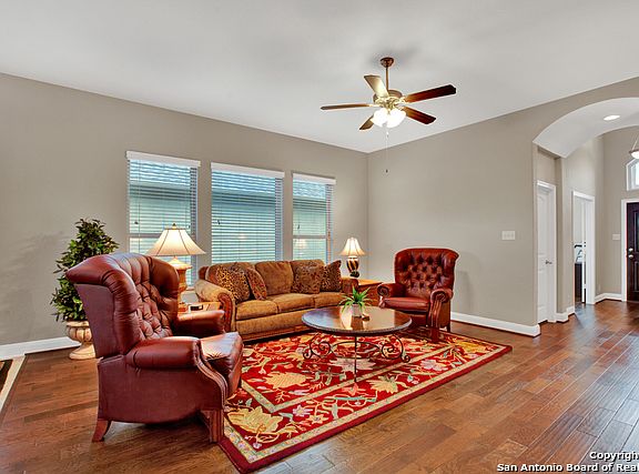 4th image of 2210 Pecan Villa