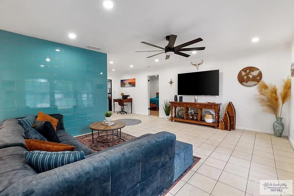 3 bed, 2.0 bath, 1672 sqft, $3,000 — Photo 4
