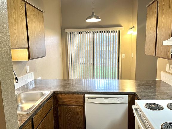 5th image of 233 NE Damson Ave #4