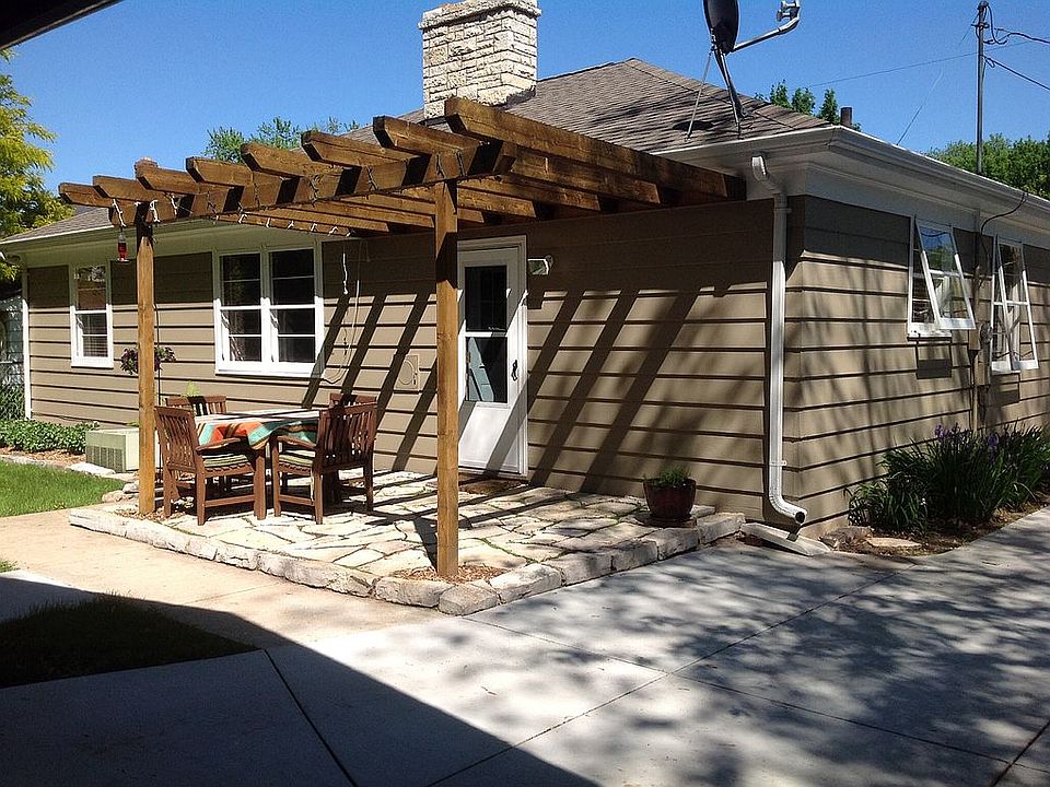 2nd image of 1122 S Irwin Ave