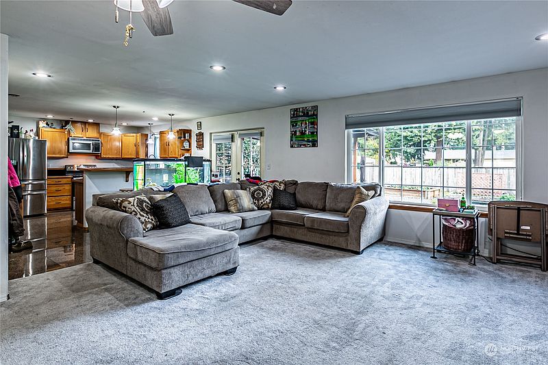 4th image of 604 Nieland Loop SE