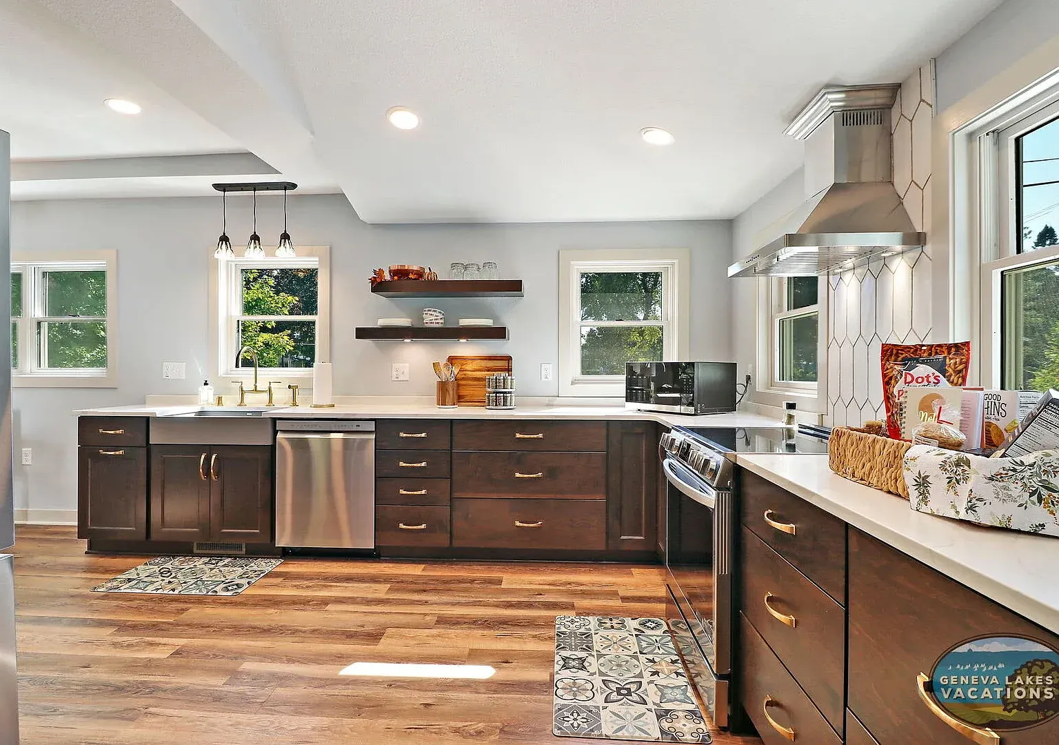 Lake Geneva Historic Furnished Bungalow Available for Monthly & Mid-Term Rentals — Photo 4