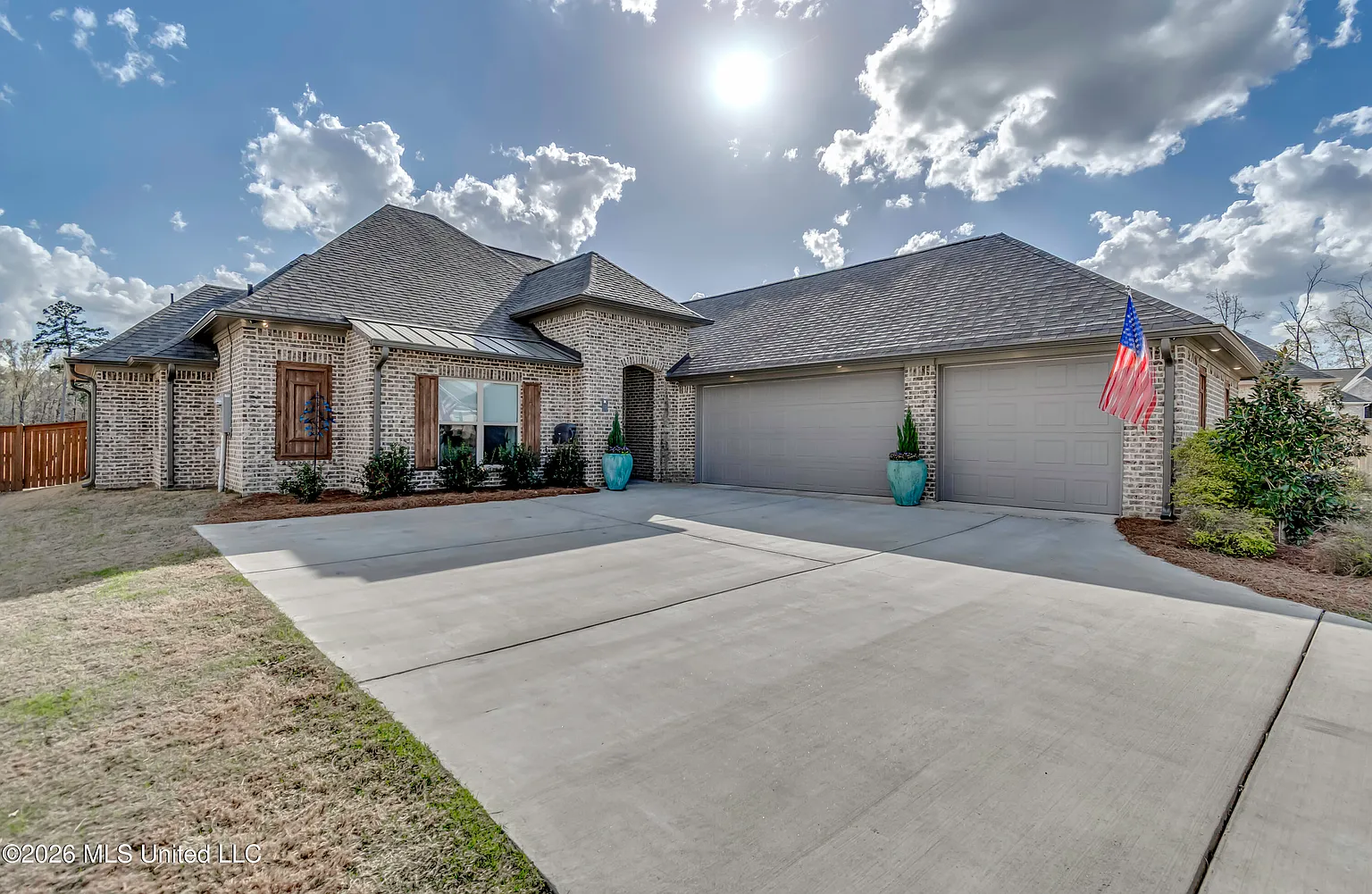 913 Waters Edge photo 1