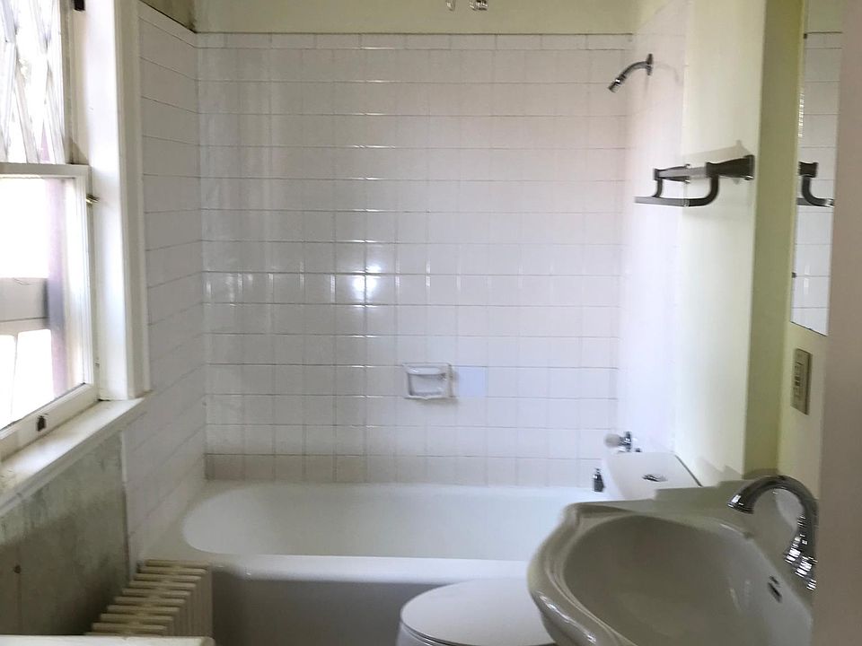 Bath room with full tub and shower