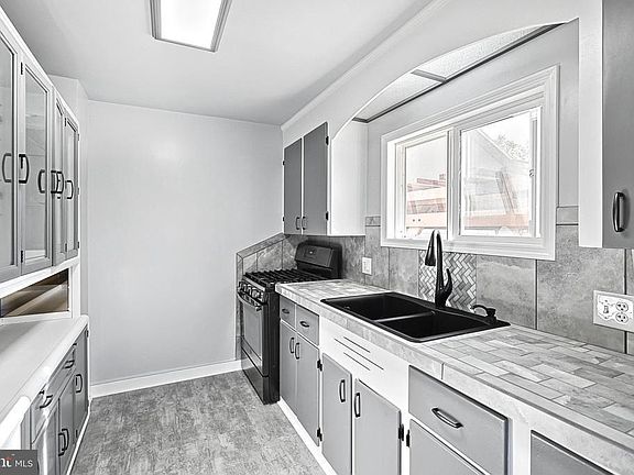 3rd image of 306 Cherry St