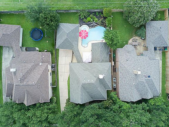 3rd image of 1711 Cantigny Ln