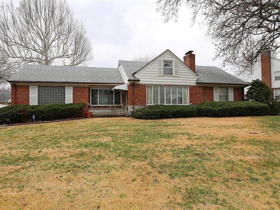 1st image of 940 Surrey Ln