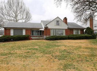 940 Surrey Ln, Saint Louis, MO 63137