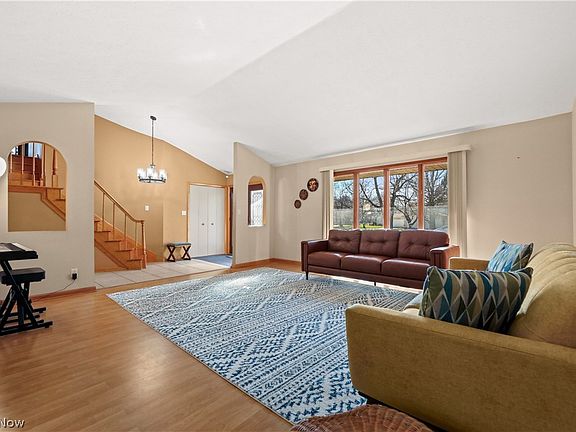 4th image of 32420 Tracy Ln