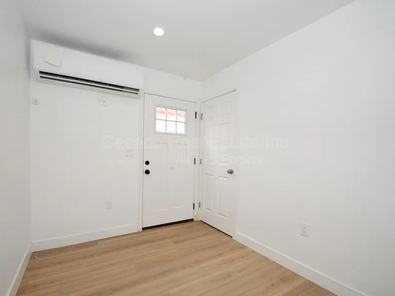 134 E Market St — Photo 3