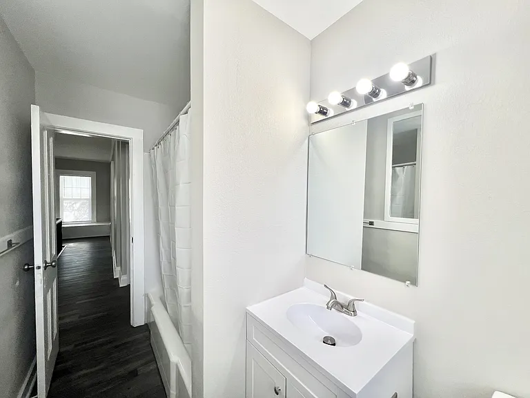 921 W Grand Ave — Photo 18