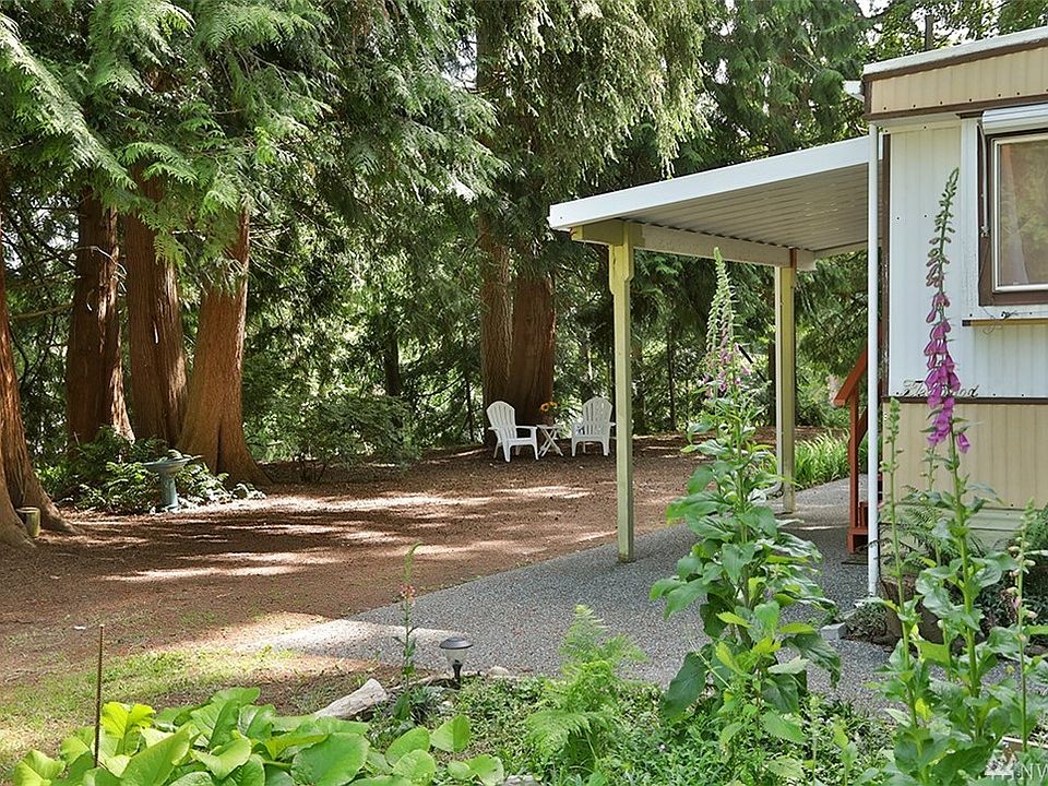 Sun dappled and ready for summertime fun and relaxation. Sweet single wide, move in ready. Enjoy simple island living!
