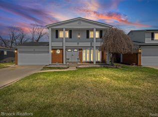 2923 Groves Dr, Sterling Heights, MI 48310