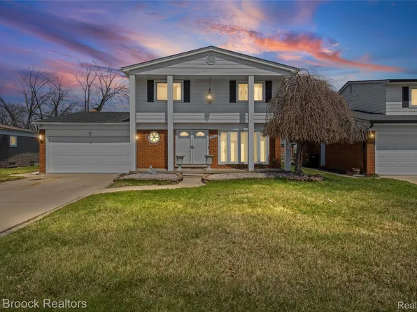 2923 Groves Dr, Sterling Heights, MI 48310