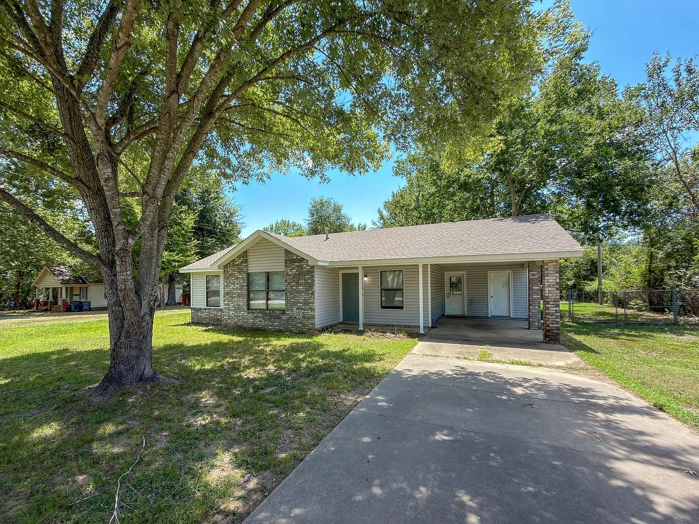 * Move-In Special* Updated 3 Bed, 2 Bath Home in Greenwood — Photo 1