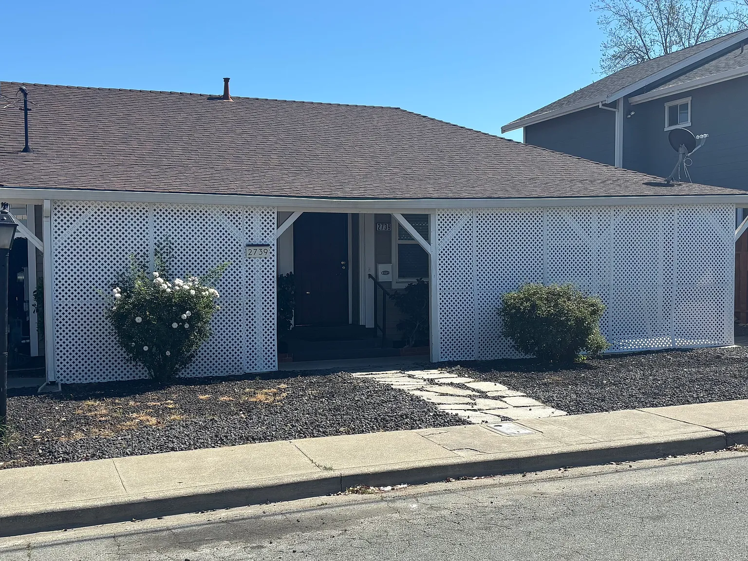 2739 Lincoln Ln — Photo 1