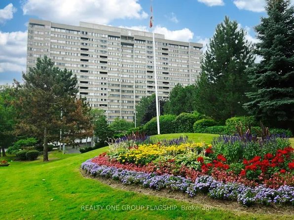 50 Elm Dr E #1209, Mississauga, ON L5A 3X2