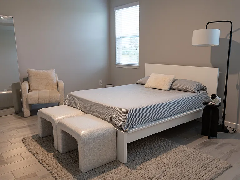 Master Bedroom
9ft Ceilings 
Large windows & plenty Natural Lighting