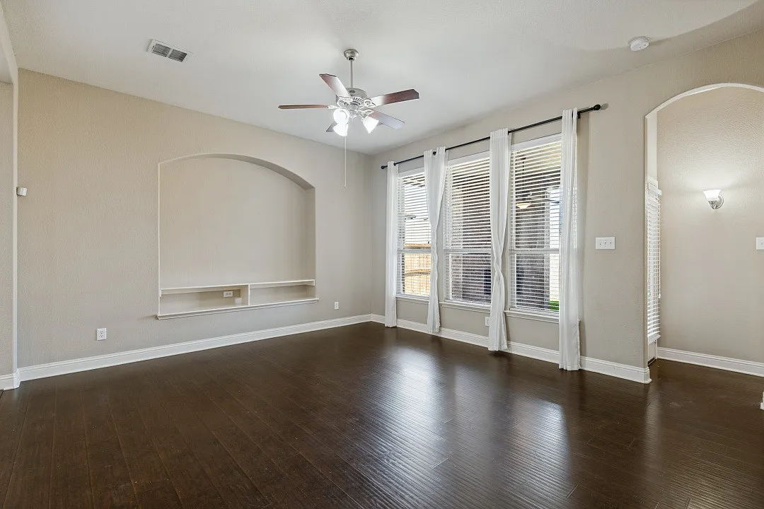 4 bed, 2860 sqft, $2,800 — Photo 4