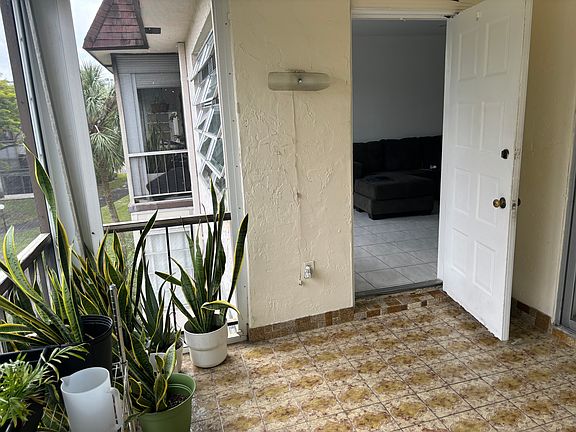 4th image of 7450 NW 17th St