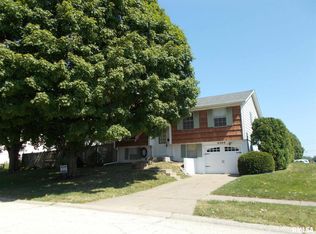 2302 Pinehurst Dr, Bettendorf, IA 52722