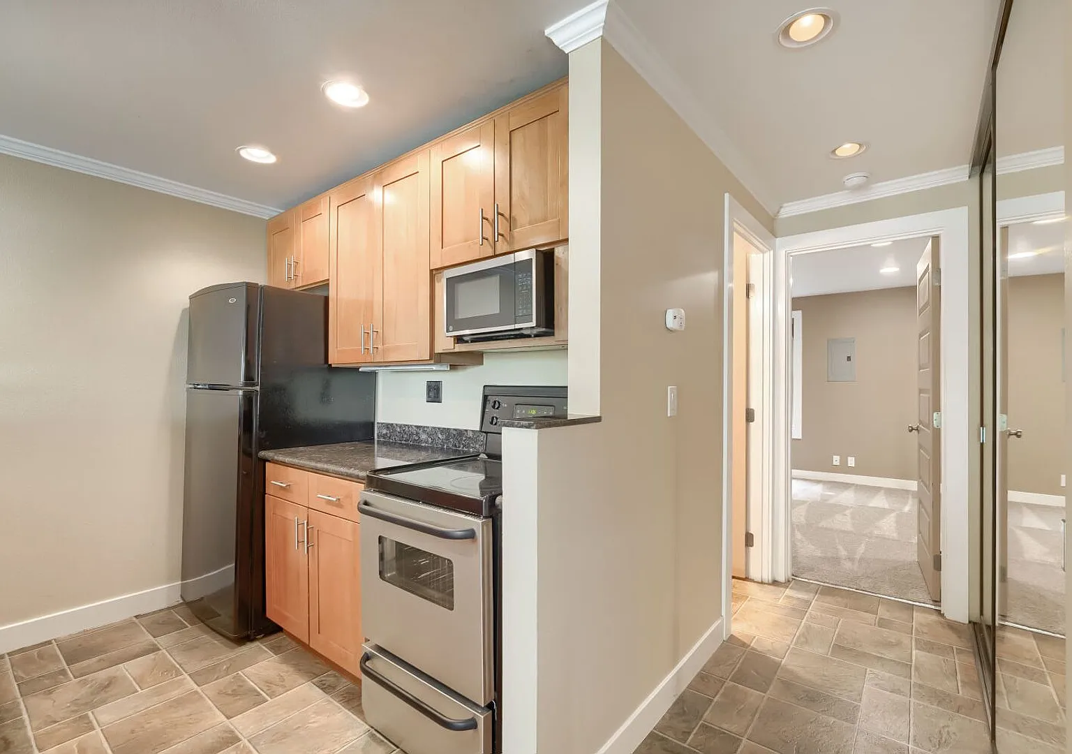 Charming North Queen Anne Living Prime Location Near Fremont & Lake Union — Photo 2