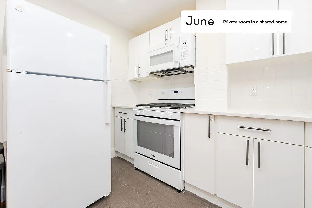 Queen bedroom in 3 bed/1 bath home in Bedford-Stuyvesant #1793 C — Photo 4