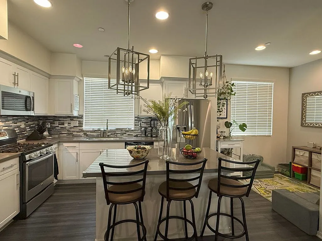 3 bed, 1604 sqft, $3,700 — Photo 4