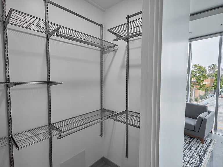 2929 S La Brea Ave — Photo 33