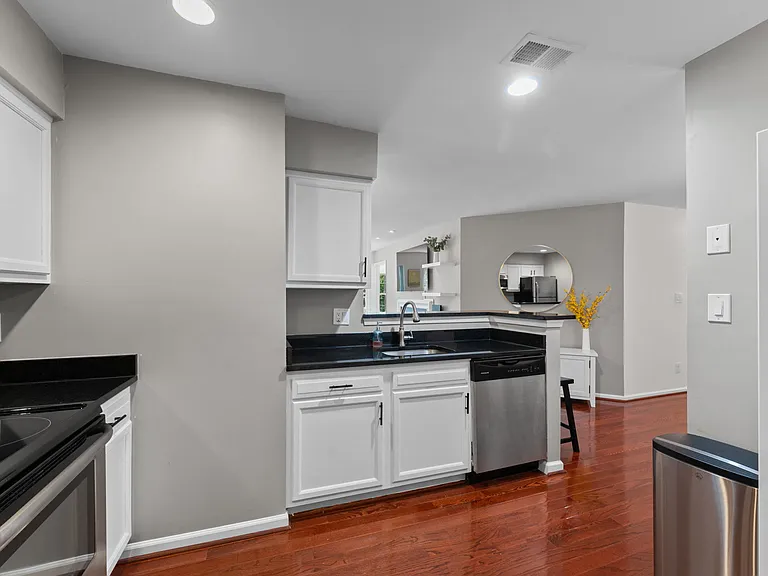 7501 Ashby Ln #J — Photo 8