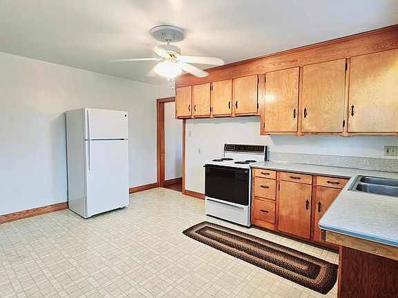 Nice eat in kitchen.