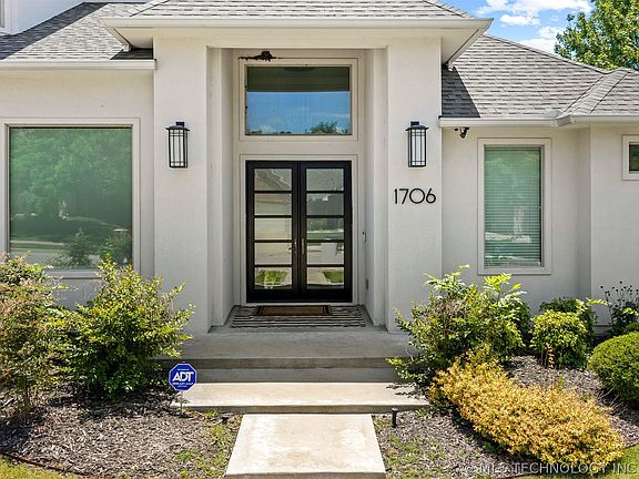 2nd image of 1706 Warwick Cir
