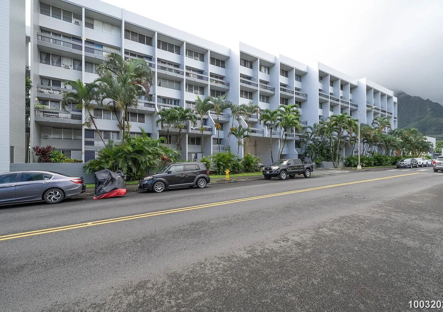 Renovated 2-Bedroom Condo in Kaneohe: Ko'olau Mountain Views, In-Unit Laundry, Pool & Tennis — Photo 2