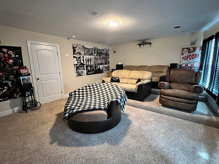 327 Clearwater Ln — Photo 36